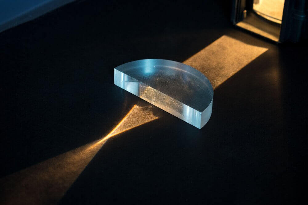 physics of how light pass through glass